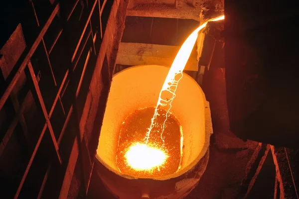 Molten metal poured from ladle — Stock Photo, Image