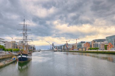 Dublin, İrlanda - 26 Temmuz 2020 Şehir ve Liffey Nehri