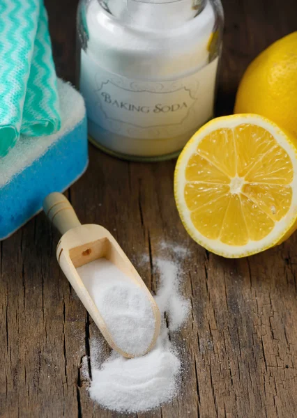 Doğal temizlik araçları limon ve sodyum bikarbonat — Stok fotoğraf