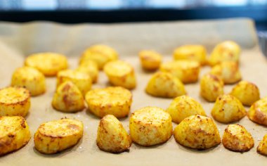 Fırındaki fırında kızartılmış patates dilimleri.