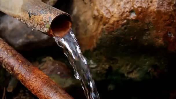 Чистая родниковая вода течет из трубы. — стоковое видео