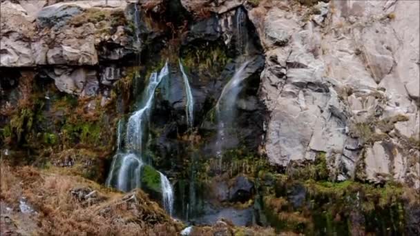 Ein großer Wasserfall in den Bergen und ein Gebirgsfluss. — Stockvideo