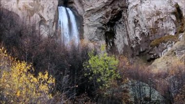 Büyük bir dağ şelalesi ve güçlü bir akıntısı olan temiz bir dağ nehri..