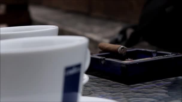 Kubansk cigarr och kaffe på bordet — Stockvideo