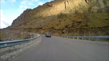 Arabayla dağlara git. İyi bir yolda..