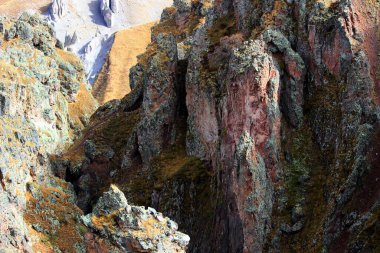 Güzel dağ manzarası, yüksek dağlar, uçurumlar, dağ nehri ve turizm kampı.