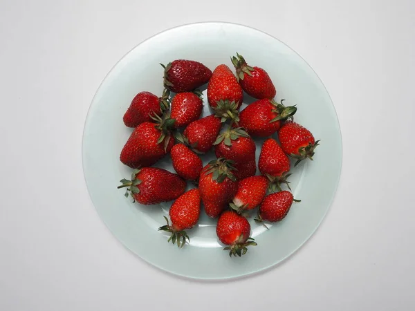 Reife Erdbeeren. Reife rote Beeren auf einem Teller. — Stockfoto