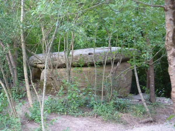 Ancient Megalith Dolmen. Situado en Rossi cerca de Gelendzhik. —  Fotos de Stock