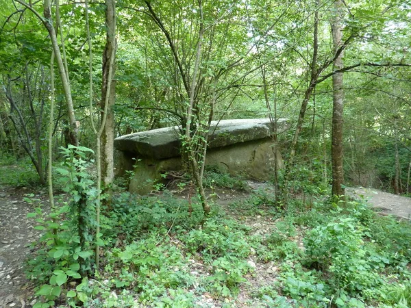 Antik Megalith Dolmen. Rossi 'de, Gelendzhik yakınlarında.. — Stok fotoğraf