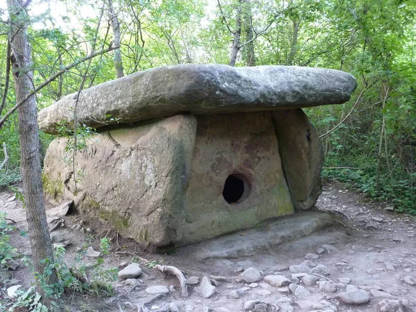 Antik Megalith Dolmen. Rossi 'de, Gelendzhik yakınlarında..