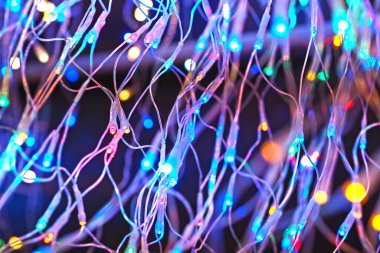 Noel arkaplanı, Bokeh. Noel arkaplanı olarak parlak çelenkler.