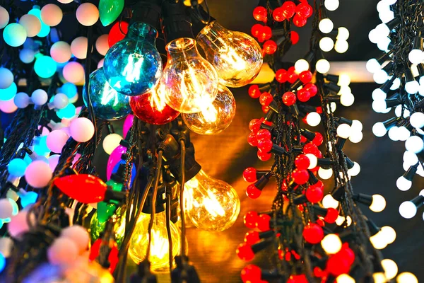 Fond de Noël, Bokeh. Guirlandes brillantes colorées comme fond de Noël. — Photo