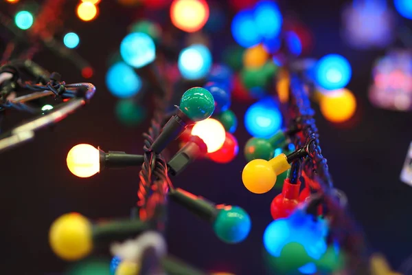 Fond de Noël, Bokeh. Guirlandes brillantes colorées comme fond de Noël. — Photo