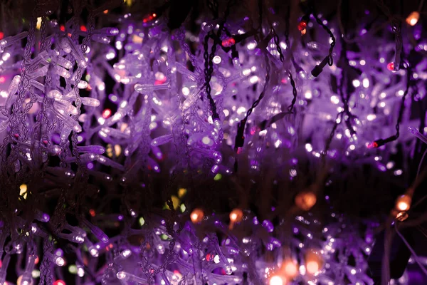 Fond de Noël, Bokeh. Guirlandes brillantes colorées comme fond de Noël. — Photo