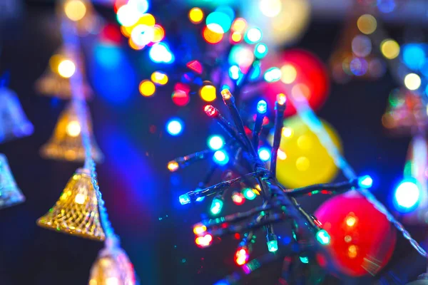 Karácsonyi háttér, bokeh. Színes fényes koszorúk, mint egy karácsonyi háttér. — Stock Fotó