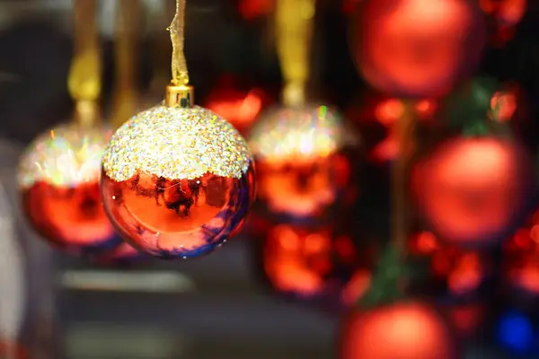 Karácsonyi vagy újévi háttér. Bokeh háttér színes karácsonyi labdák. — Stock Fotó