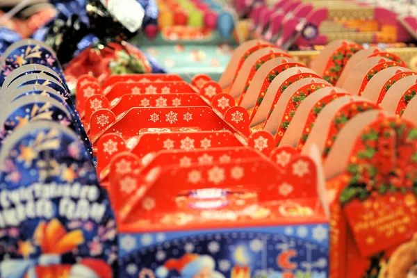 Año nuevo y Navidad. Regalos de Navidad en envases navideños. Tienda de regalos de año nuevo. — Foto de Stock