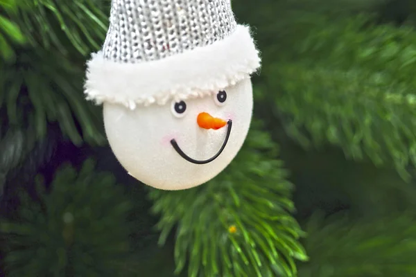 Neujahr oder Weihnachten Hintergrund. Schneemann auf dem Hintergrund eines Weihnachtsbaums. — Stockfoto