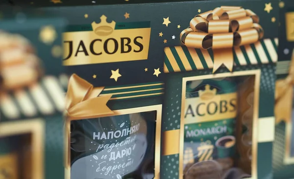 Un ensemble de café Jacobs dans une boîte cadeau. Usage rédactionnel. — Photo