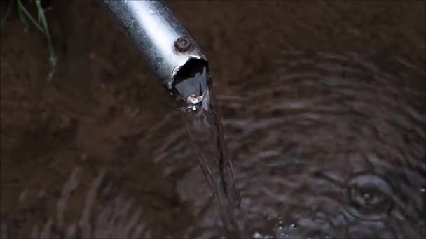 Eau potable propre de source coule du tuyau. — Video