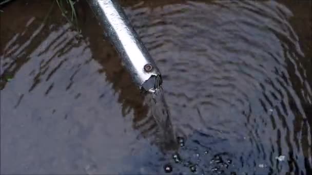 Água de nascente potável limpa flui do tubo. — Vídeo de Stock