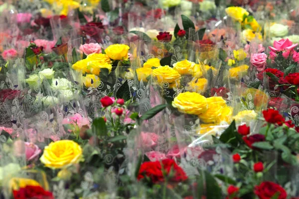 Beautiful bouquets of live roses of different flowers. Flower shop. — Stock Photo, Image