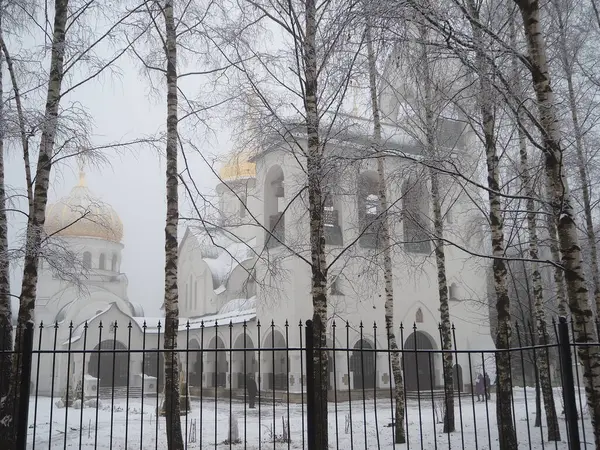 White Orthodox church with golden domes in winter. — Stock Photo, Image