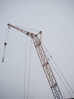 Vinç inşaat alanında çalışıyor..