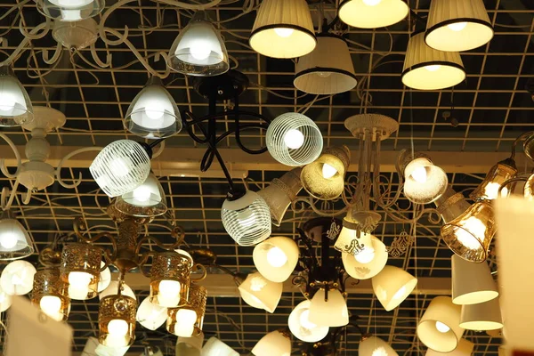 Ventas, lámparas de araña, lámparas y lámparas de mesa en la tienda. — Foto de Stock
