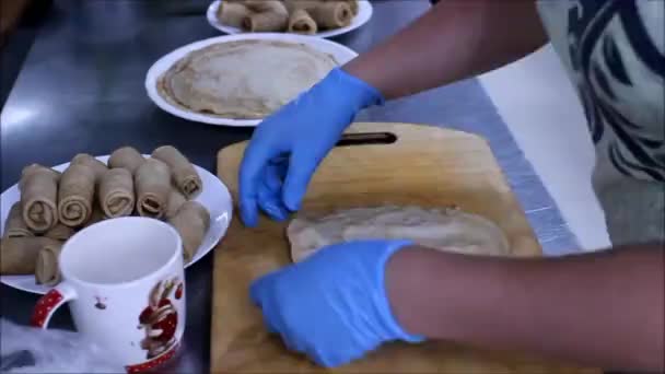 Crêpes de cuisson avec remplissage de fromage cottage. Délicieux aliments. — Video