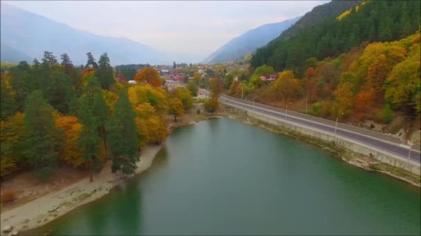 Piękna przyroda, strzelanina. Jezioro górskie, jesienny krajobraz — Wideo stockowe