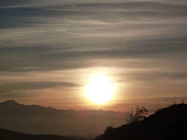 Zonsondergang in de bergen. Prachtig landschap. — Stockfoto