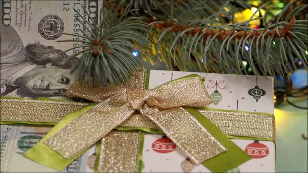 Geschenk. Festlicher Karton mit einem Geschenk und hundert Dollar auf festlichem Hintergrund. — Stockvideo