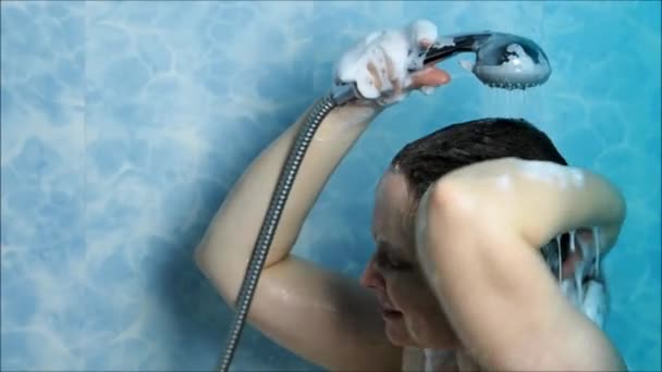 Una donna si lava la testa con lo shampoo sotto la doccia. — Video Stock