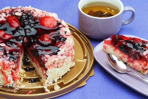 Food and desserts. Beautiful delicious cheesecake cake. — Stock Photo, Image