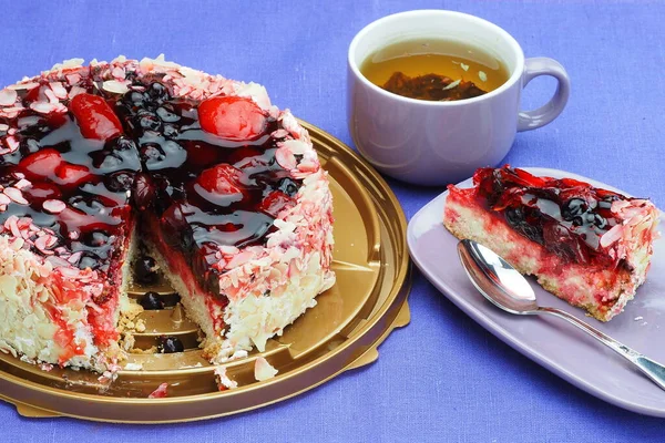 Food and desserts. Beautiful delicious cheesecake cake. — Stock Photo, Image