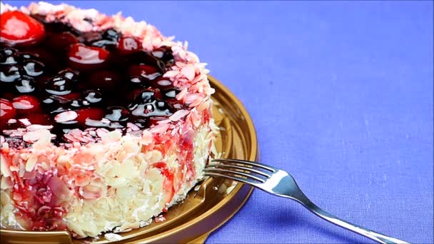 Prachtige heerlijke taart, fruit cheesecake. — Stockvideo