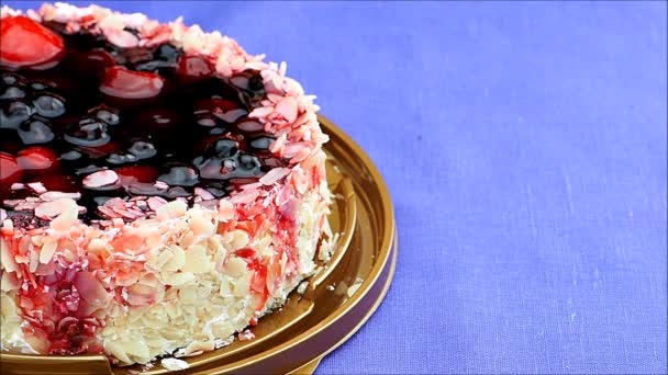 Прекрасный вкусный торт, фруктовый чизкейк. — стоковое видео