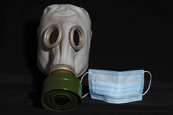 Equipo de protección personal. Covid-19. Una máscara de gas y una máscara médica. —  Fotos de Stock