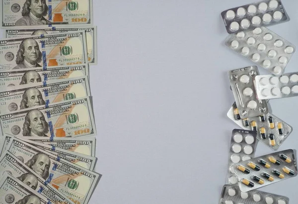 Sedlar, US-dollar och mediciner. Begreppet kostnad för läkemedel. — Stockfoto
