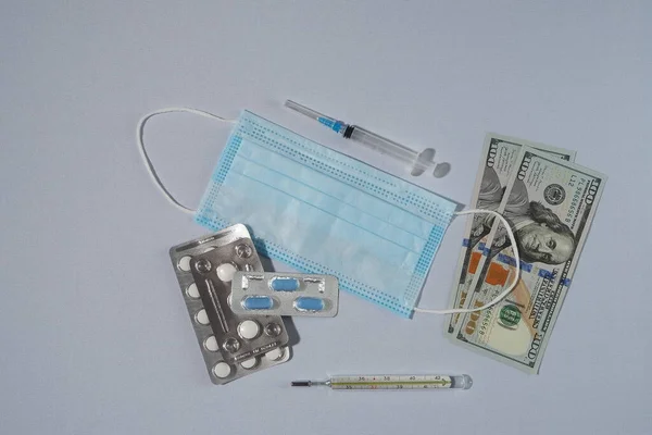Billetes, dólares y medicinas. Concepto del coste de los medicamentos. — Foto de Stock