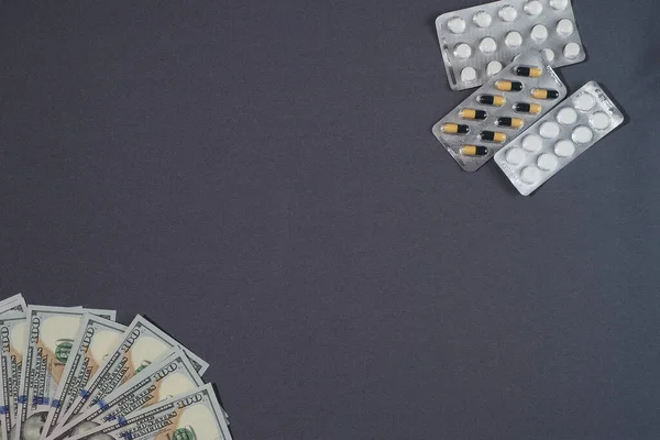 Banknotlar, Amerikan doları ve ilaçlar. İlaç maliyetinin konsepti. — Stok fotoğraf