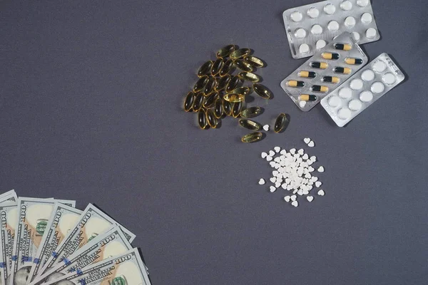 Банкноти, долар США та ліки. Концепція вартості ліків. — стокове фото