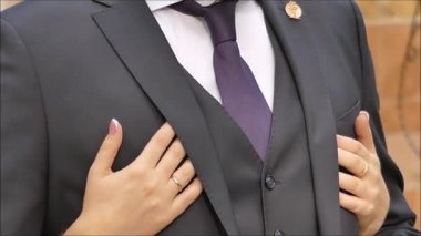 Genç bir kız gelin nişanlısına sarılıyor..