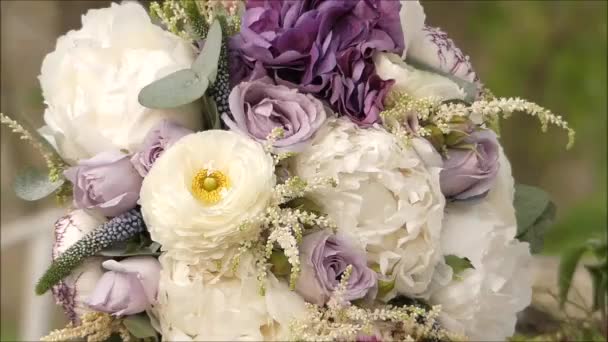 Bellissimo bouquet da sposa di fiori vivi. — Video Stock