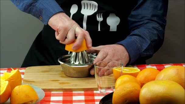 Cocinar jugo recién exprimido de cítricos. Hecho a mano. — Vídeos de Stock