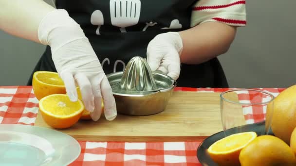 Μαγείρεμα φρεσκοστυμμένο χυμό πορτοκάλι. — Αρχείο Βίντεο