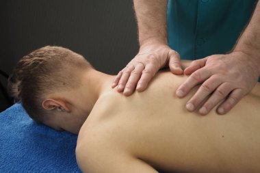 SPA ve sağlık. El masajı. Masaj koltuğunda bir adam.