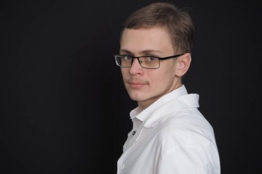 Beyaz bir tıbbi elbise içinde Avrupalı genç bir doktorun portresi. Tıp öğrencisi