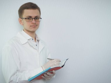 Avrupa görünümlü genç bir adamın portresi. Genç bir doktor ya da tıp fakültesi öğrencisi.. 